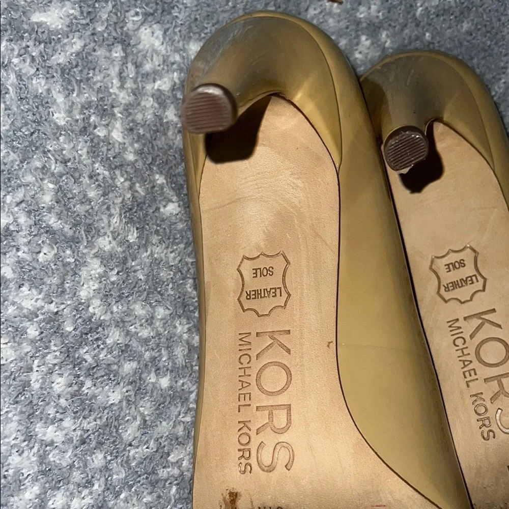 Michael Kors Tan Patent leather sole Heels Timeless Design for perfect fit
